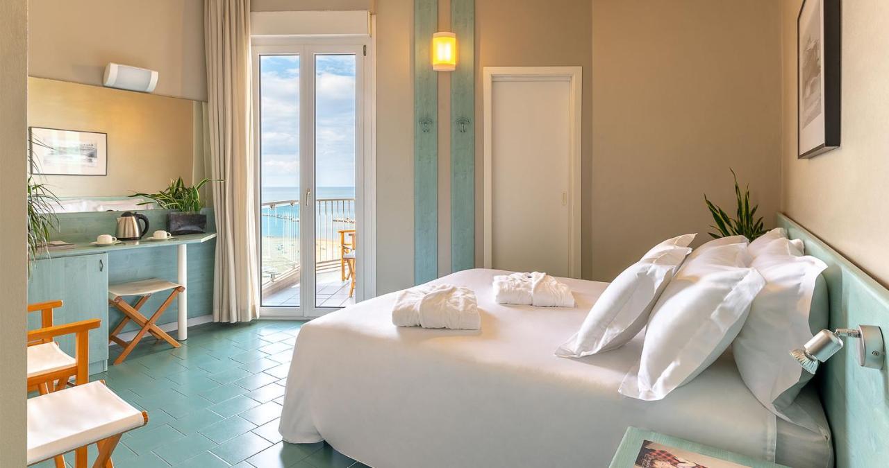 Victoria Palace Hotel Cattolica Bagian luar foto
