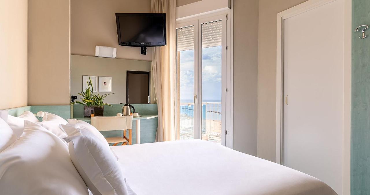 Victoria Palace Hotel Cattolica Bagian luar foto