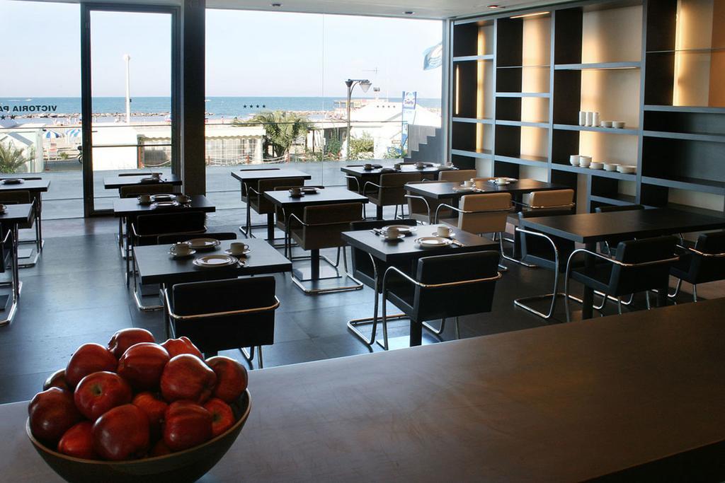 Victoria Palace Hotel Cattolica Bagian luar foto