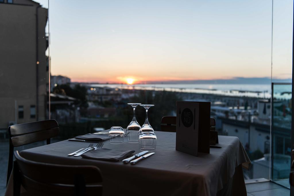 Victoria Palace Hotel Cattolica Bagian luar foto
