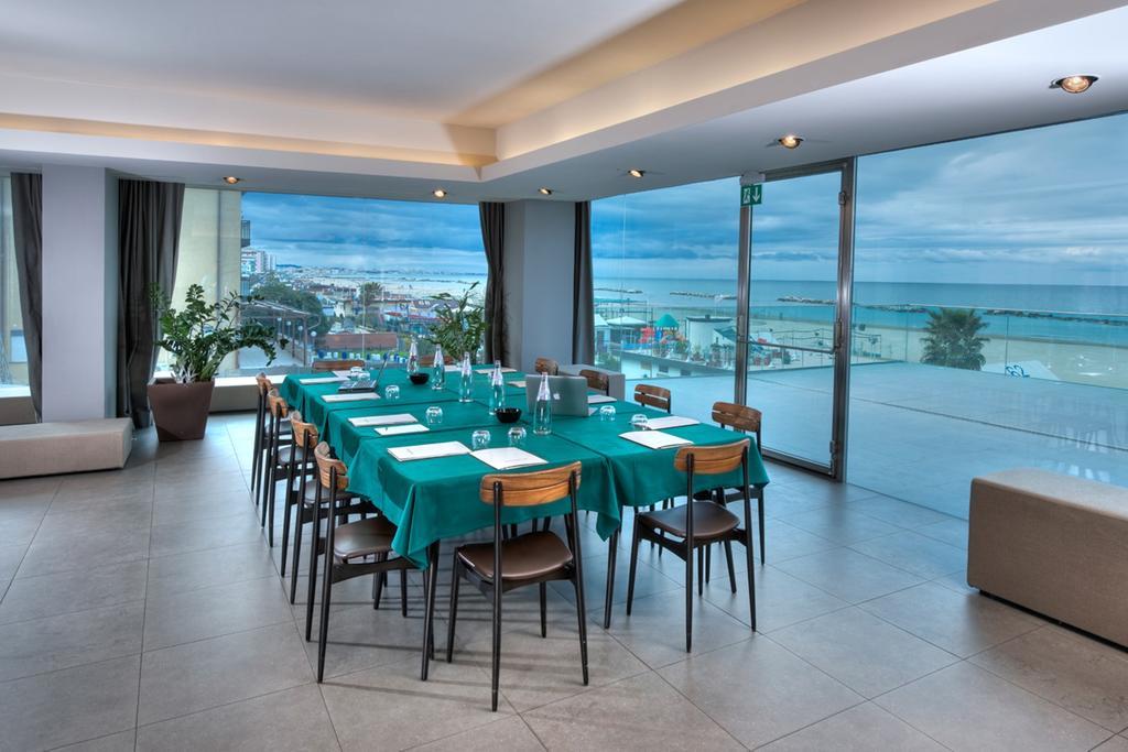 Victoria Palace Hotel Cattolica Bagian luar foto