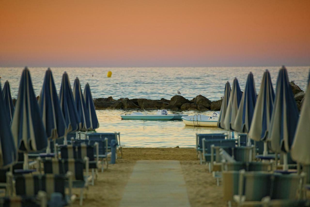 Victoria Palace Hotel Cattolica Bagian luar foto